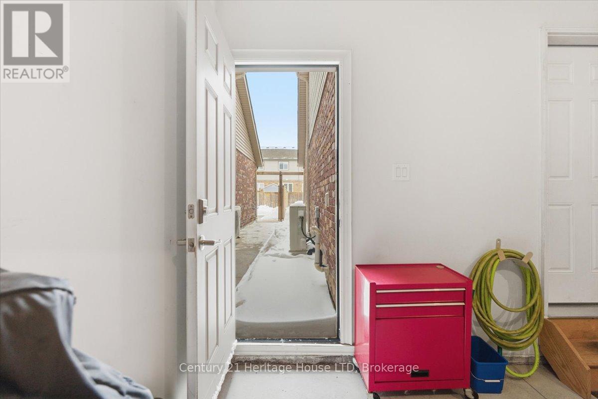 137 Silverwood Avenue, Welland, Ontario  L3C 0B7 - Photo 25 - X12805538