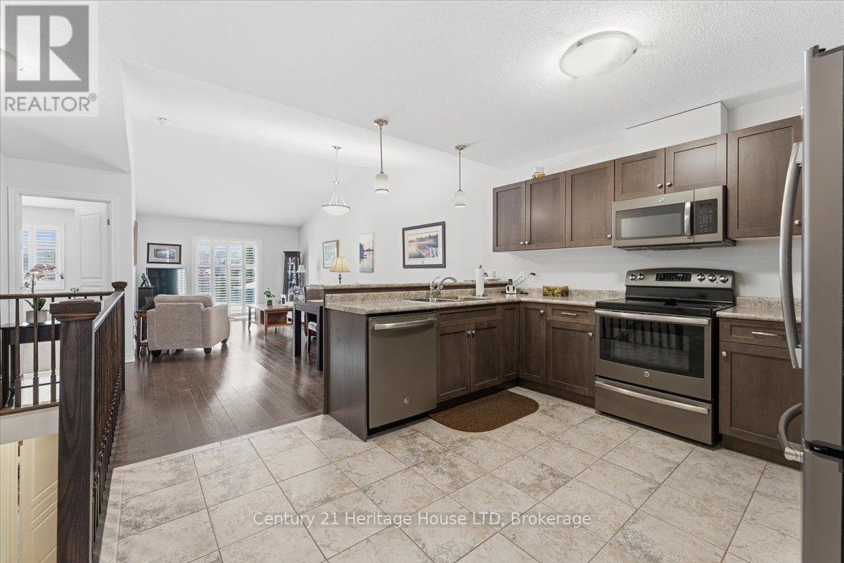 137 Silverwood Avenue, Welland, Ontario  L3C 0B7 - Photo 5 - X12805538