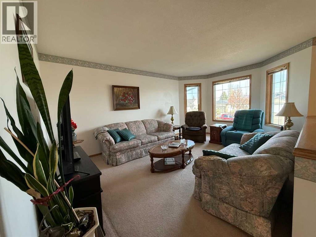 128 Heritage Boulevard W, Lethbridge, Alberta  T1K 6R9 - Photo 2 - A2294679