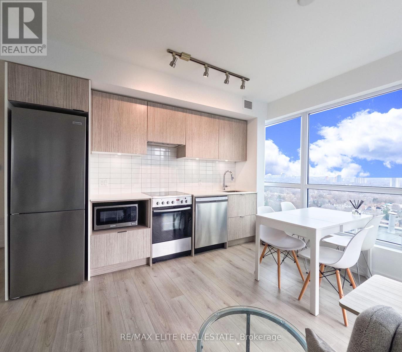 1711 - 395 Bloor Street E, Toronto, Ontario  M4W 0B4 - Photo 2 - C12933516