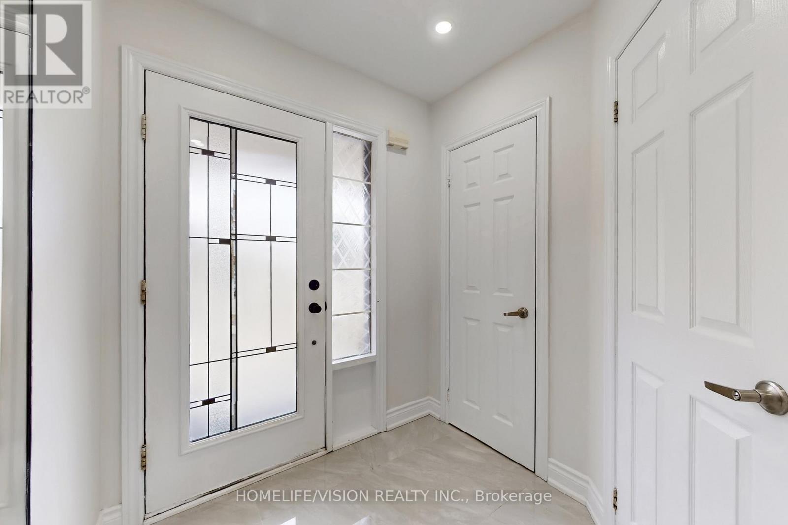 2 Prestwick Avenue, Vaughan (Maple), Ontario  L6A 2C9 - Photo 4 - N12933080