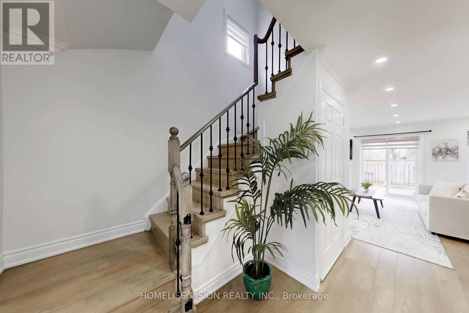 2 Prestwick Avenue, Vaughan (Maple), Ontario  L6A 2C9 - Photo 5 - N12933080