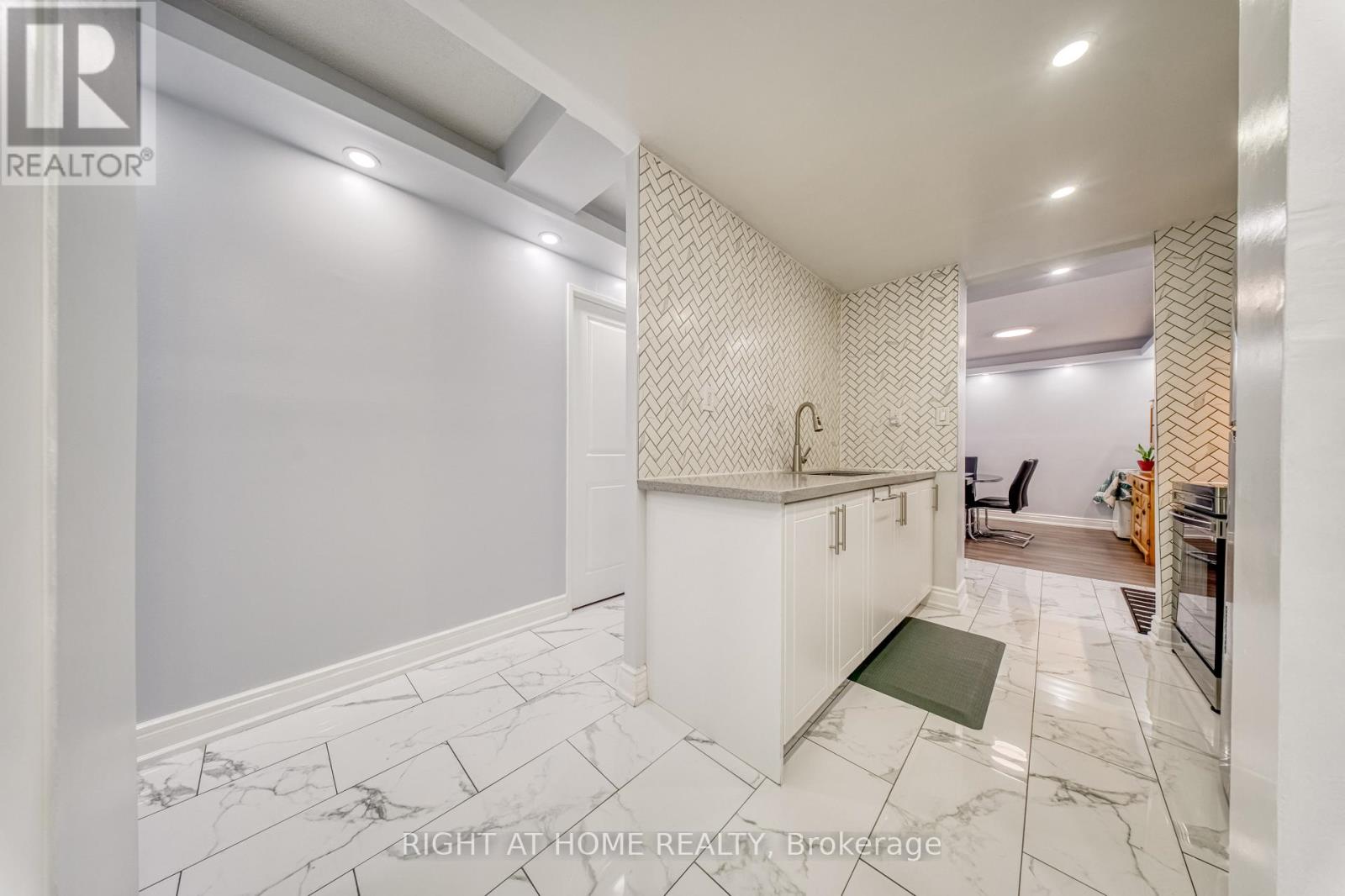 2014 - 320 Dixon Road, Toronto, Ontario  M9R 1S8 - Photo 11 - W12933536