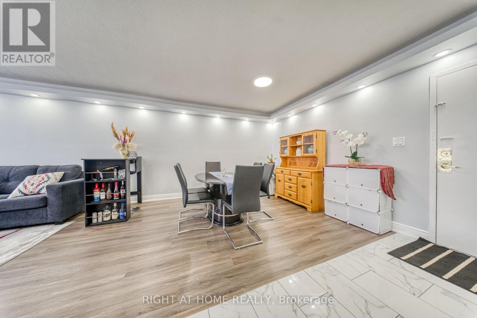 2014 - 320 Dixon Road, Toronto, Ontario  M9R 1S8 - Photo 4 - W12933536