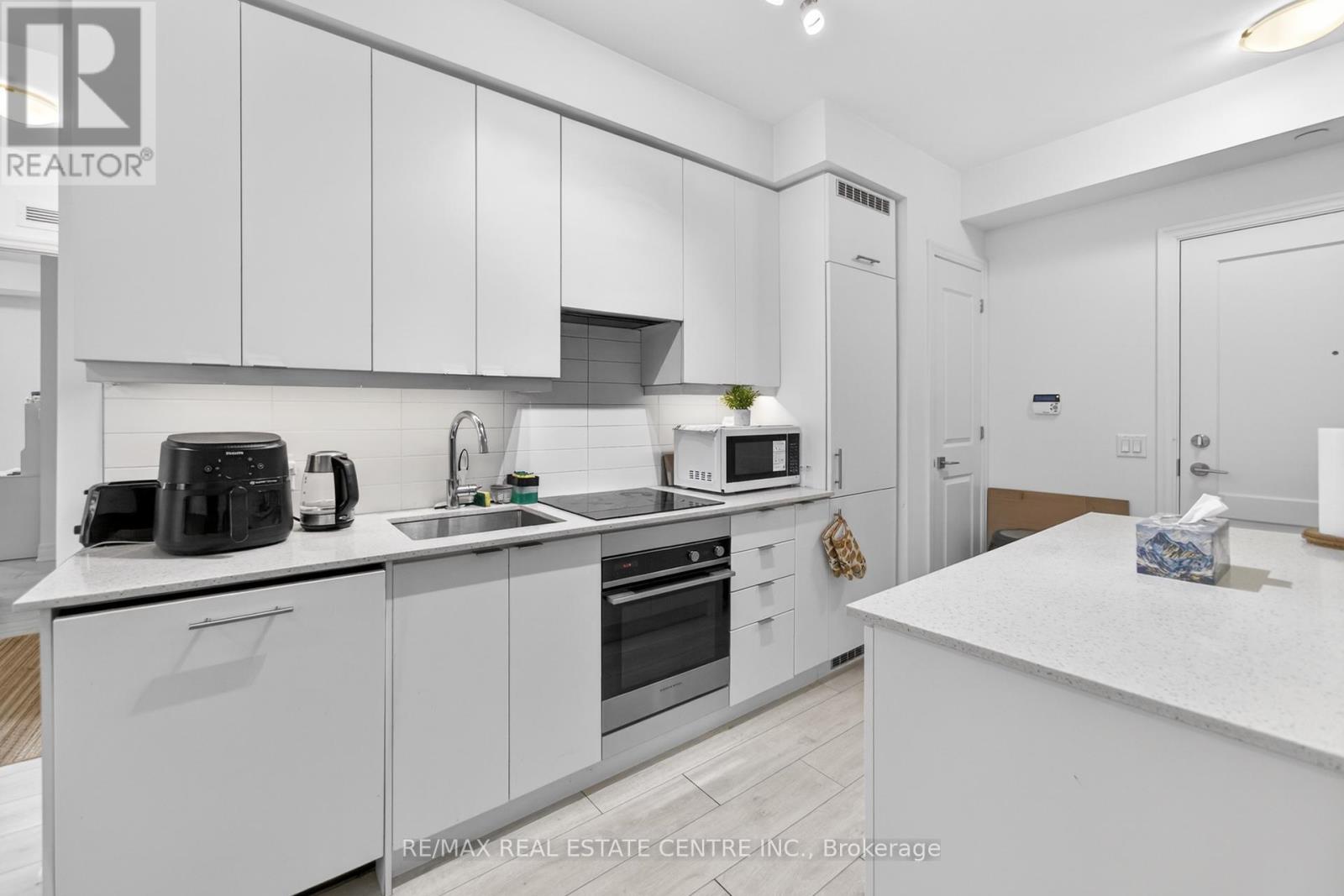 610 - 30 Elm Drive, Mississauga, Ontario  L5B 0N6 - Photo 7 - W12933540