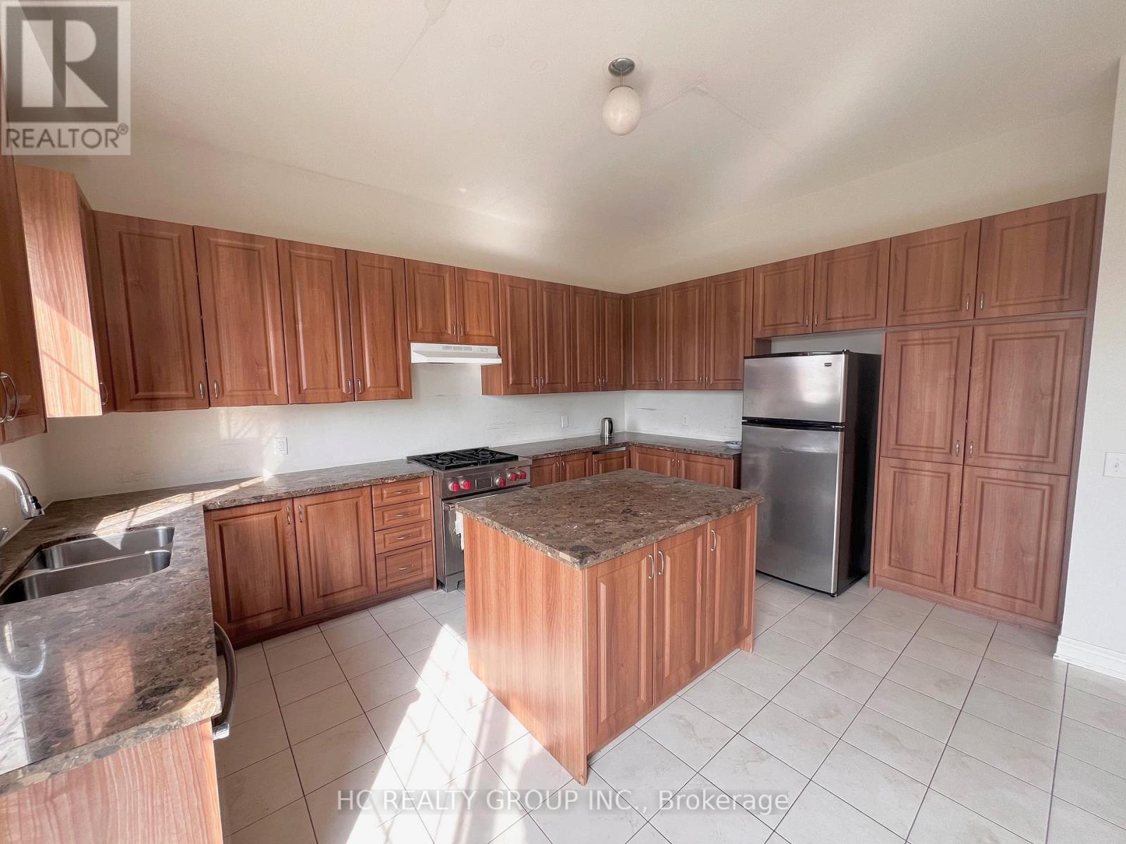 8 Crane Street, Aurora, Ontario  L4G 1C9 - Photo 4 - N12933560