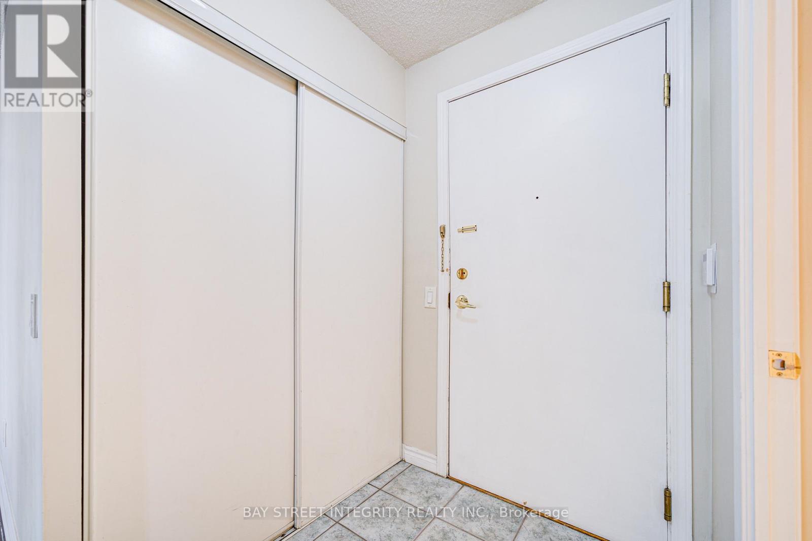 820 - 25 Kingsbridge Garden Circle, Mississauga, Ontario  L5R 4B1 - Photo 10 - W12933596