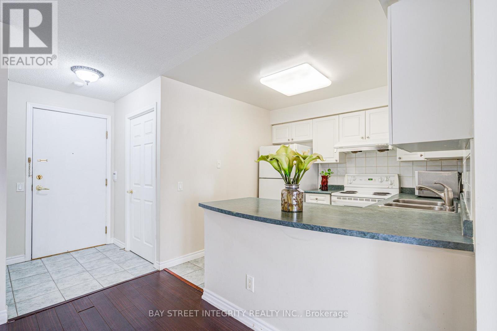 820 - 25 Kingsbridge Garden Circle, Mississauga, Ontario  L5R 4B1 - Photo 19 - W12933596