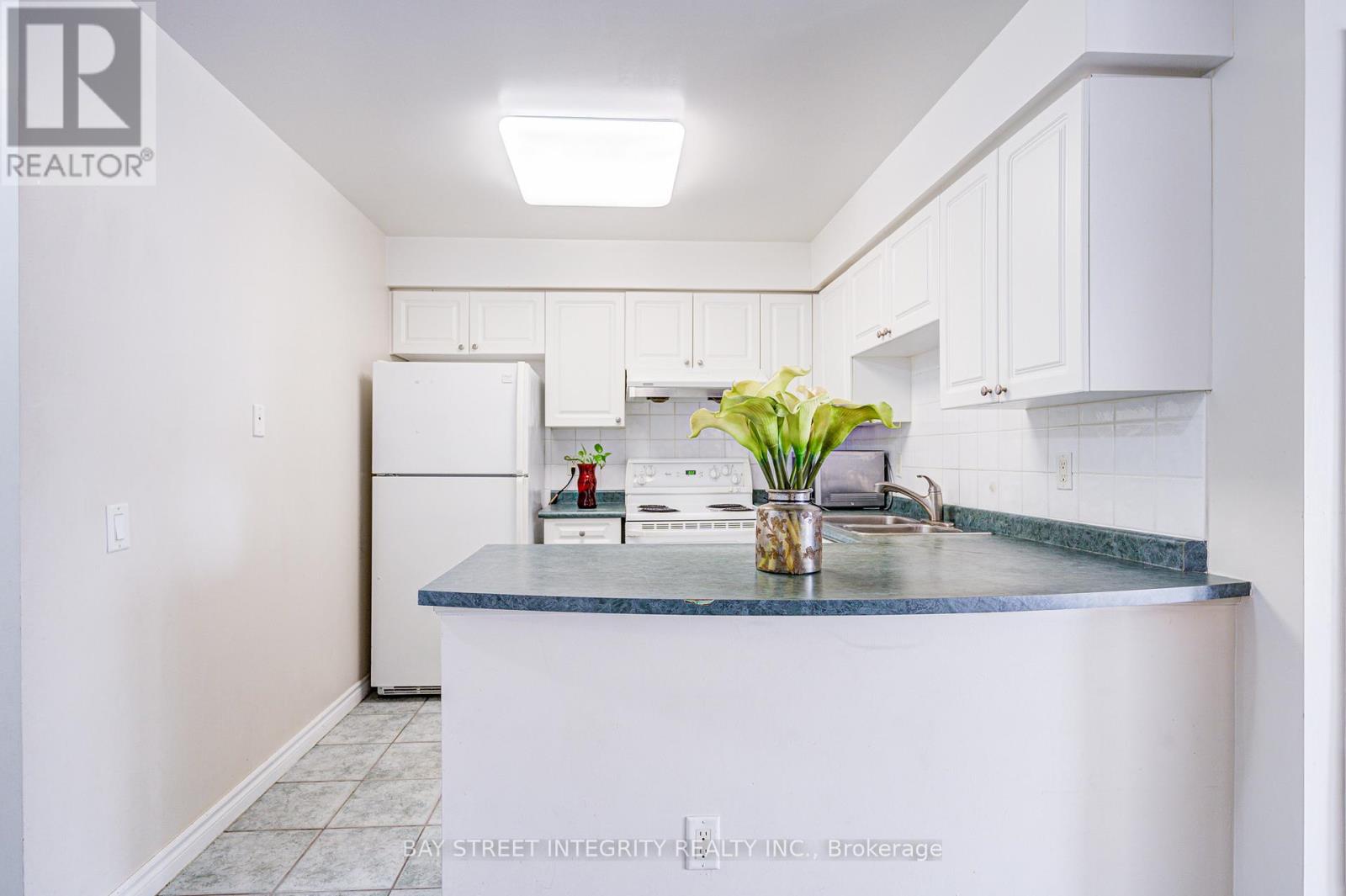 820 - 25 Kingsbridge Garden Circle, Mississauga, Ontario  L5R 4B1 - Photo 21 - W12933596