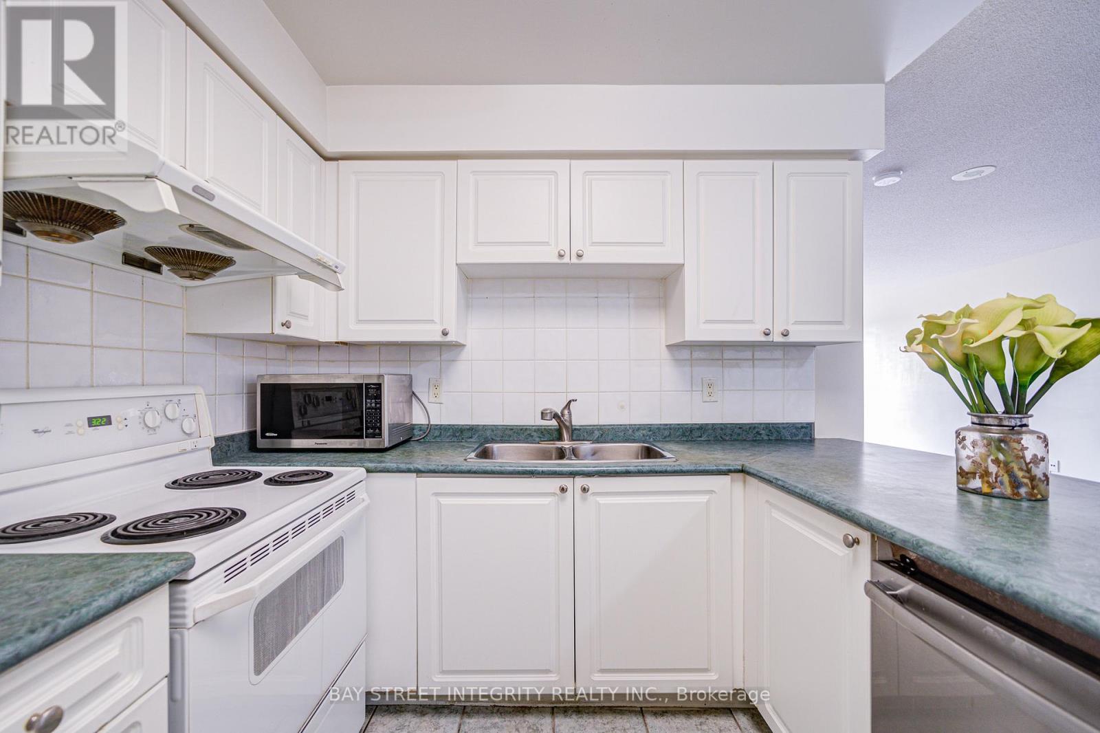 820 - 25 Kingsbridge Garden Circle, Mississauga, Ontario  L5R 4B1 - Photo 22 - W12933596