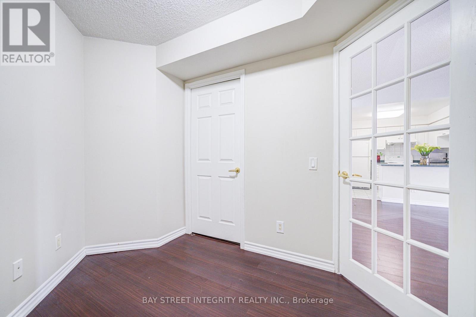 820 - 25 Kingsbridge Garden Circle, Mississauga, Ontario  L5R 4B1 - Photo 26 - W12933596