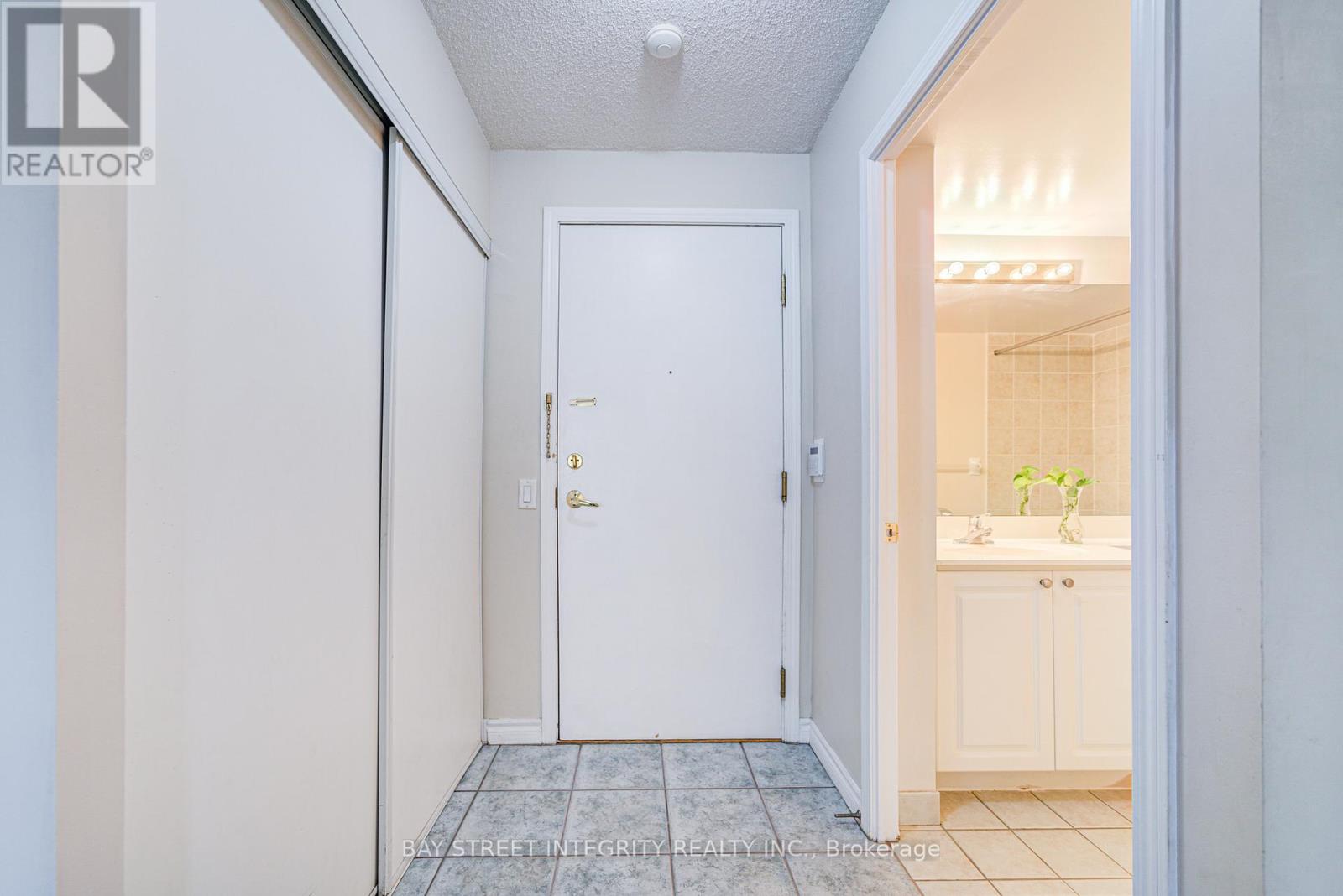 820 - 25 Kingsbridge Garden Circle, Mississauga, Ontario  L5R 4B1 - Photo 8 - W12933596