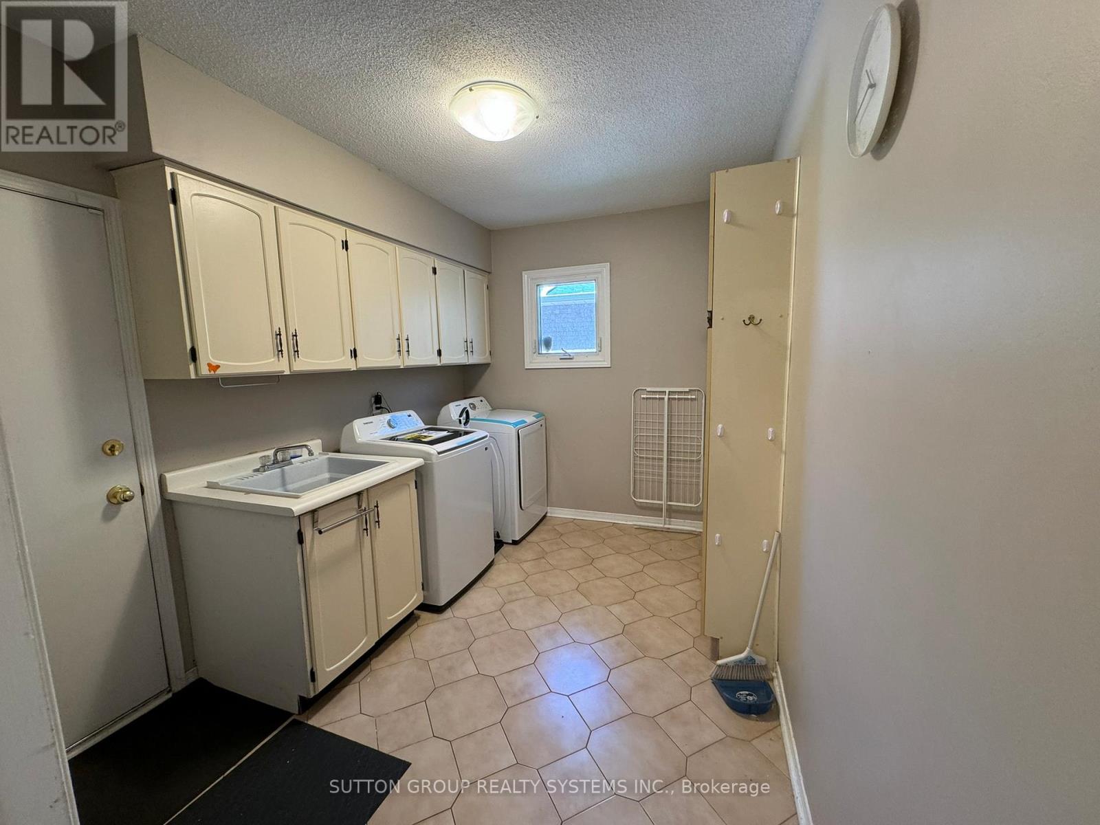 Upper - 1232 Bonnybank Court, Oakville, Ontario  L6M 1V7 - Photo 16 - W12933644