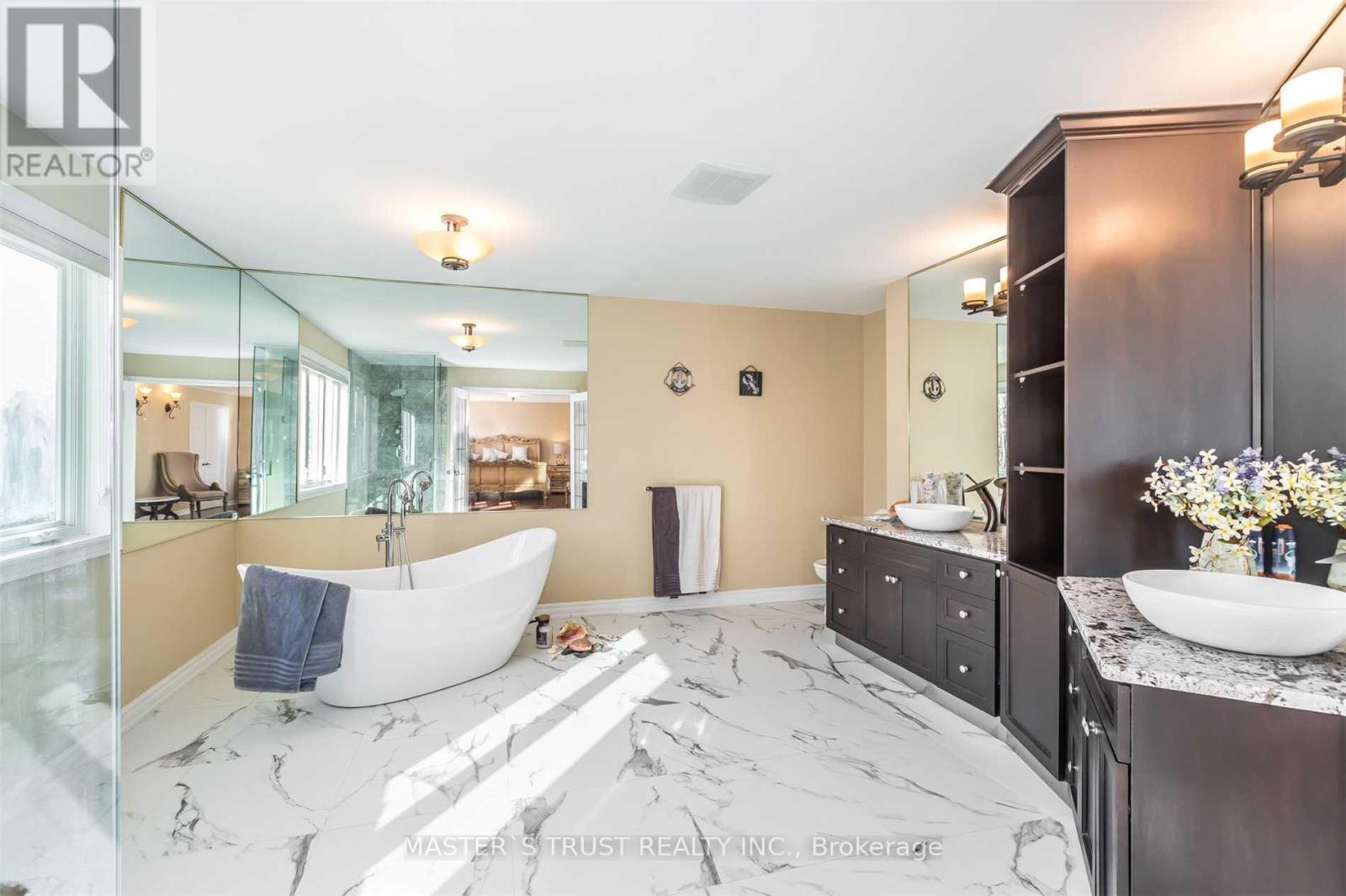 1715 Pilgrims Way, Oakville, Ontario L6M 2G5 - Photo 10 - W12933656