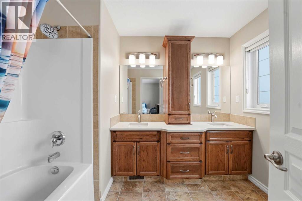 122 Sutherland Close, Red Deer, Alberta  T4R 0L5 - Photo 10 - A2295475