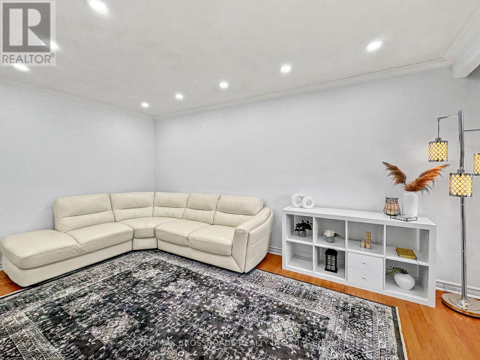 46 Ronway Crescent, Toronto, Ontario  M1J 2S2 - Photo 4 - E12933690