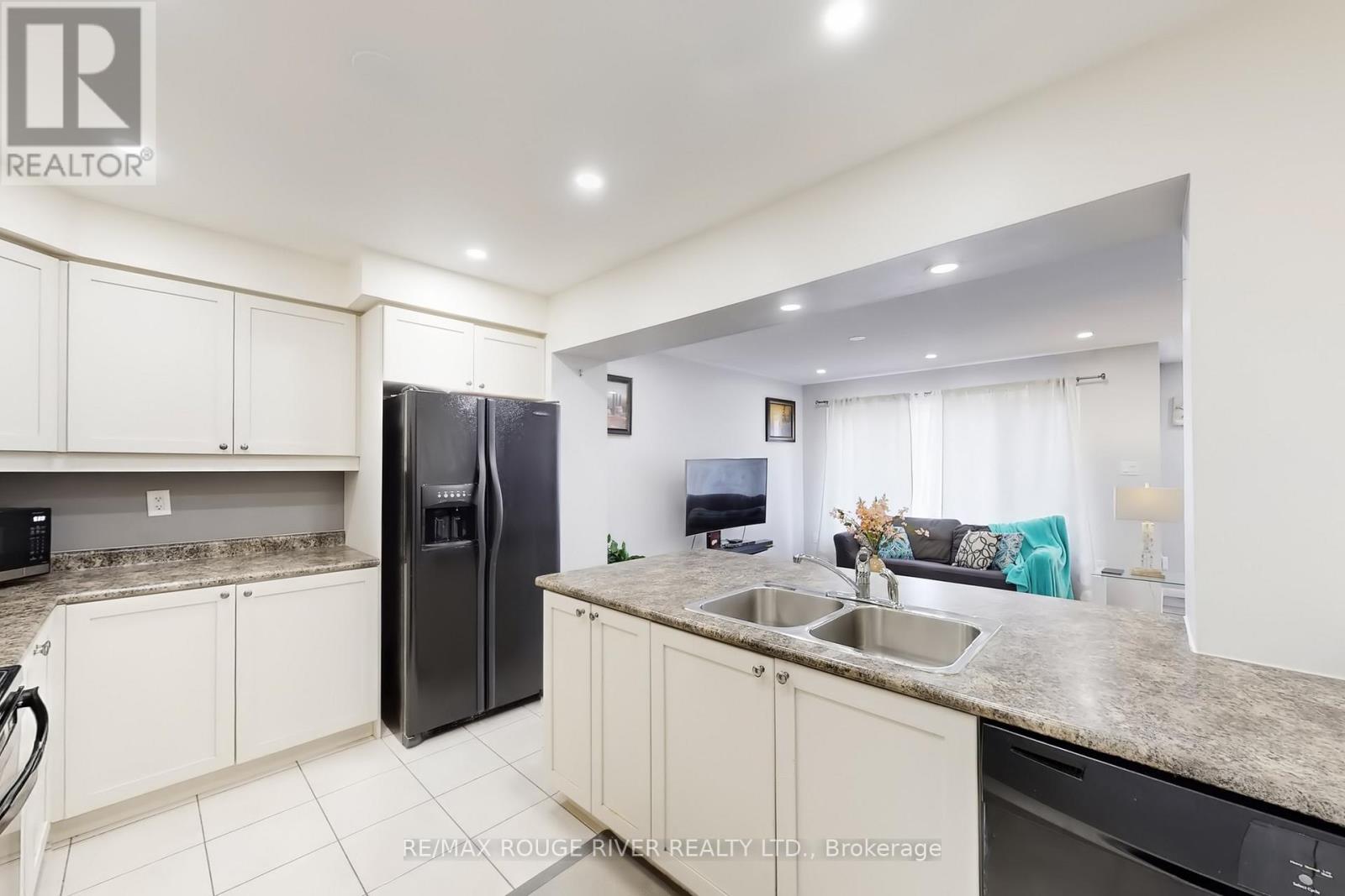 90 Suitor Court, Milton, Ontario  L9T 8R9 - Photo 4 - W12933674