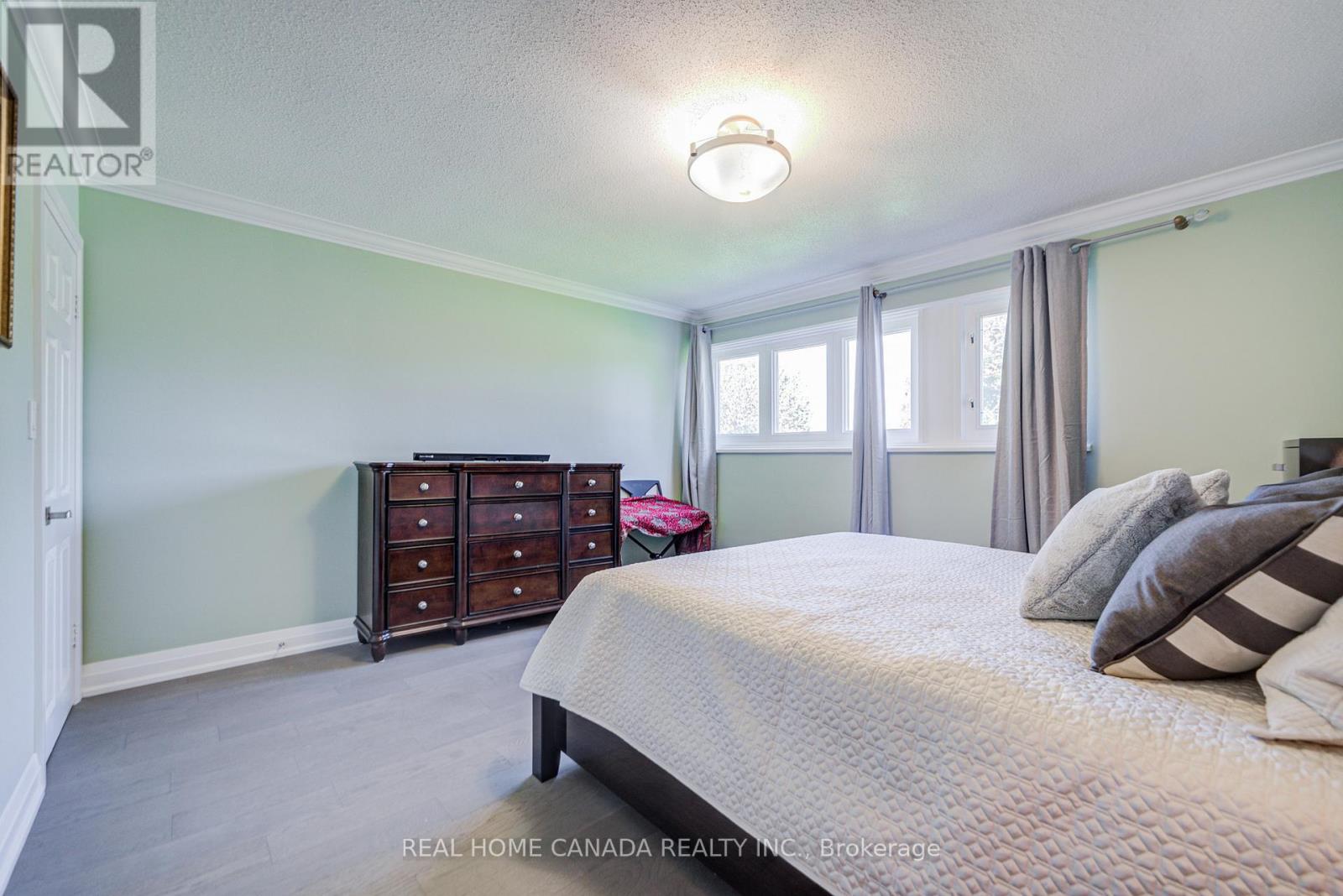 29 Ellesboro Drive, Mississauga, Ontario  L5N 1C3 - Photo 21 - W12933694