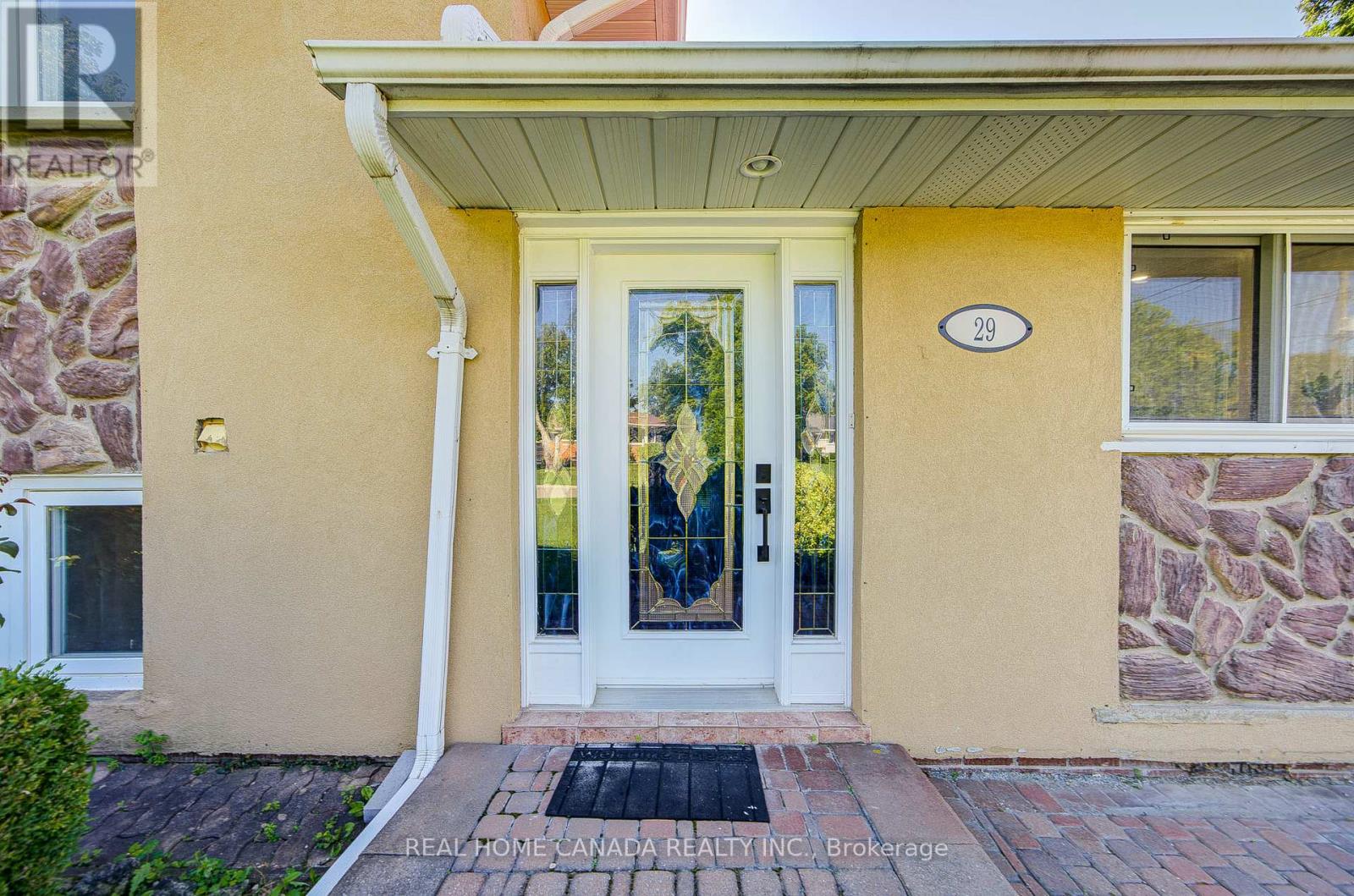 29 Ellesboro Drive, Mississauga, Ontario  L5N 1C3 - Photo 3 - W12933694