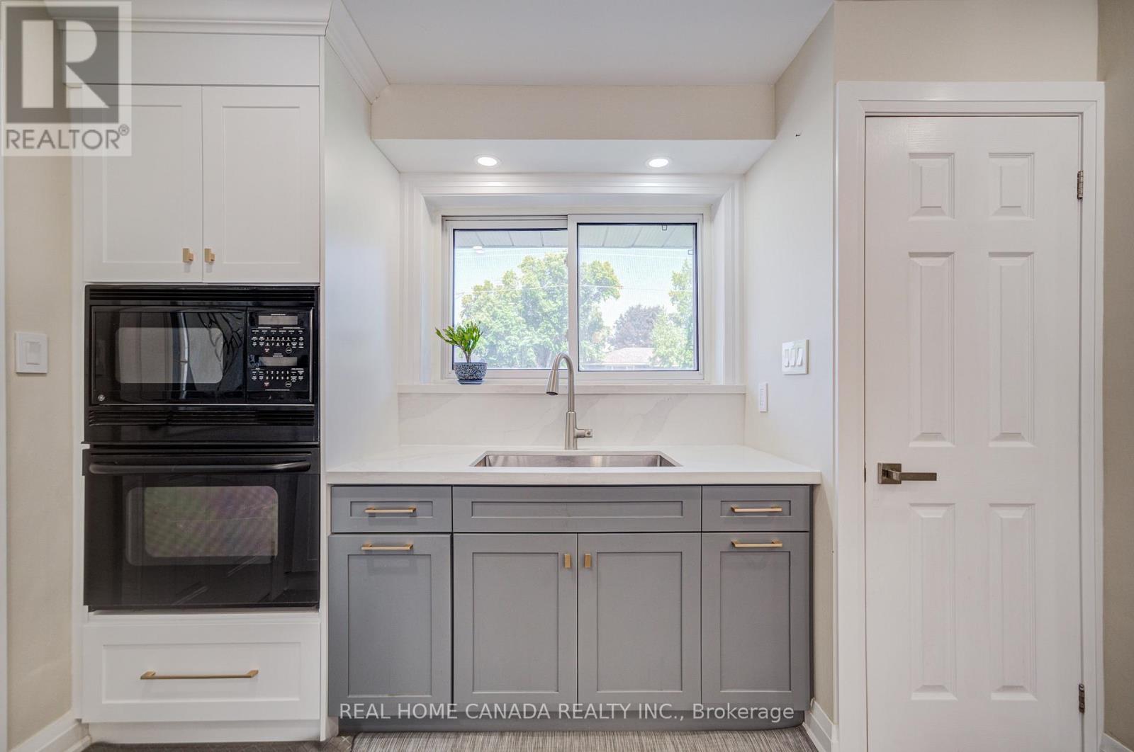 29 Ellesboro Drive, Mississauga, Ontario  L5N 1C3 - Photo 8 - W12933694