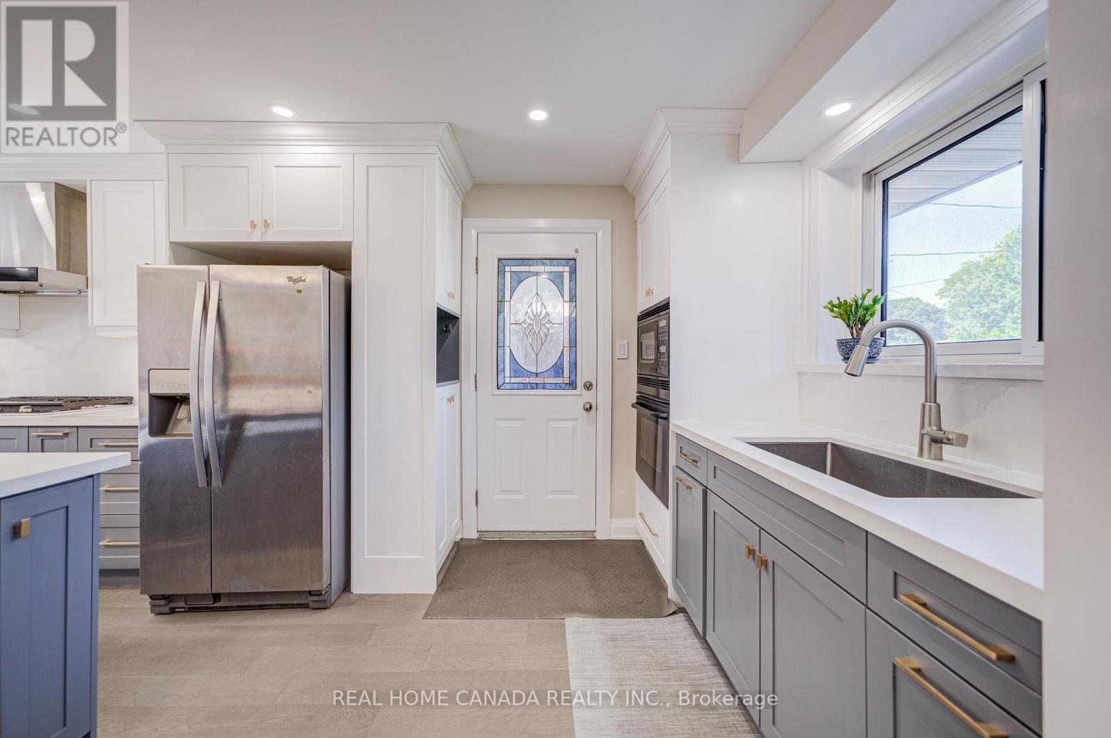 29 Ellesboro Drive, Mississauga, Ontario  L5N 1C3 - Photo 6 - W12933694