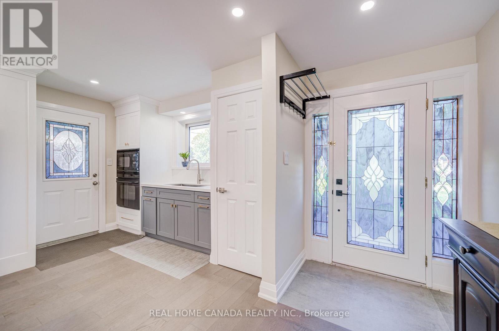 29 Ellesboro Drive, Mississauga, Ontario  L5N 1C3 - Photo 7 - W12933694