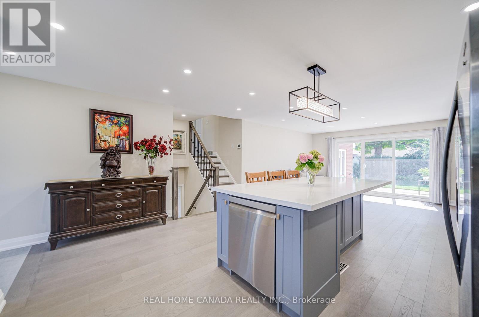 29 Ellesboro Drive, Mississauga, Ontario  L5N 1C3 - Photo 9 - W12933694