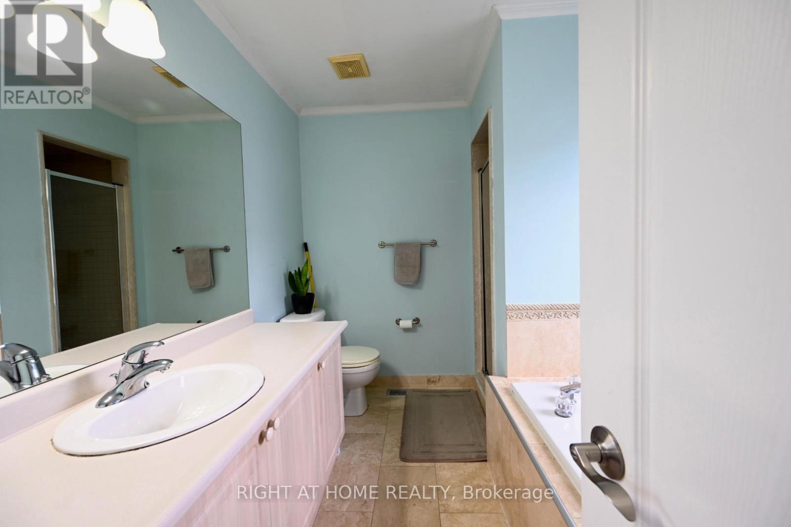 1 - 11 West Deane Park Drive, Toronto, Ontario  M9B 2R5 - Photo 12 - W12933726