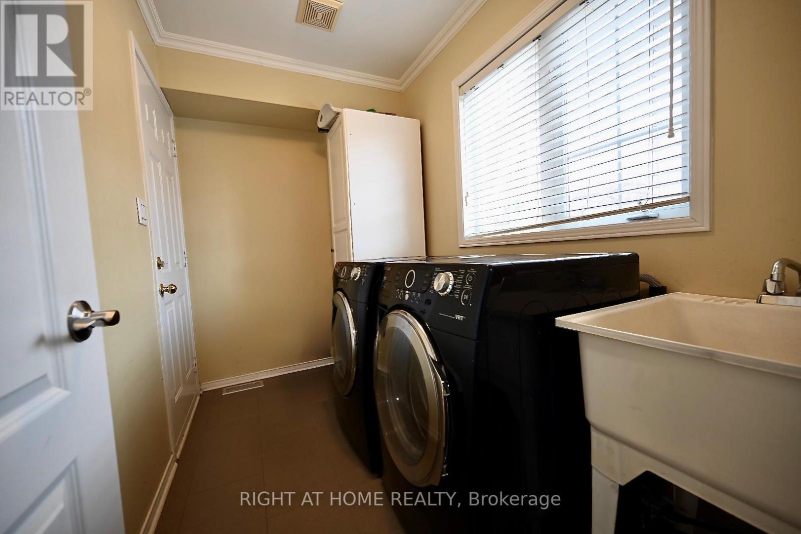 1 - 11 West Deane Park Drive, Toronto, Ontario  M9B 2R5 - Photo 17 - W12933726