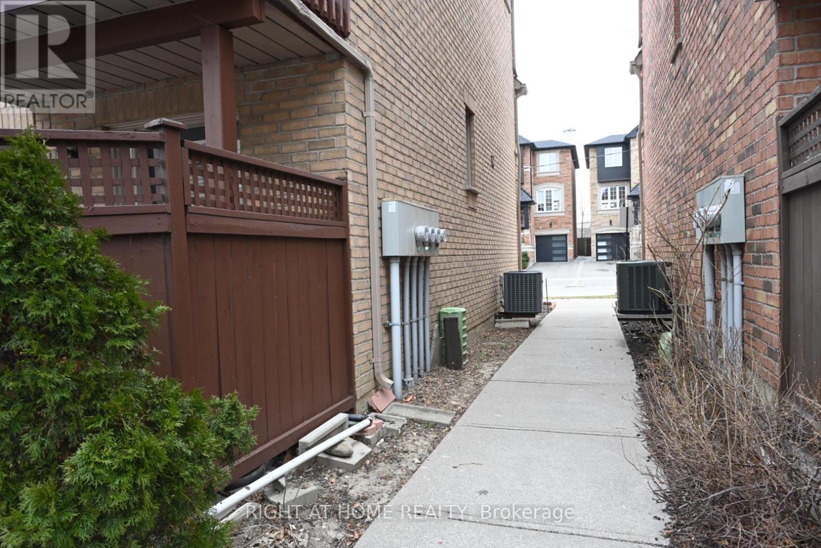 1 - 11 West Deane Park Drive, Toronto, Ontario  M9B 2R5 - Photo 6 - W12933726