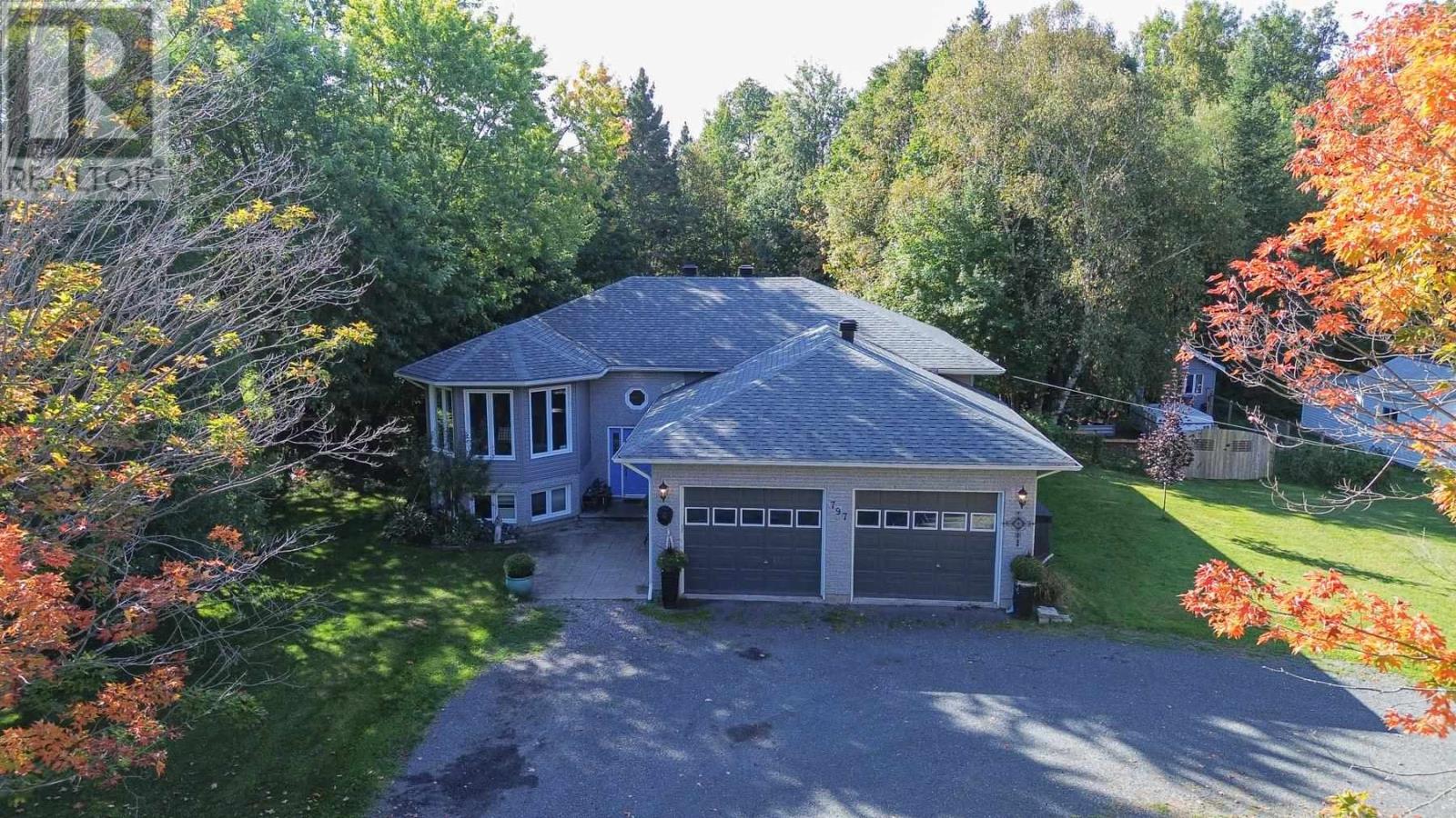 797 Fifth Lin E, Sault Ste. Marie, Ontario  P6A 6J8 - Photo 2 - SM260039