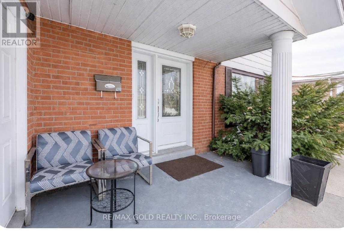 7258 Vernor Drive, Mississauga, Ontario  L4T 2P4 - Photo 2 - W12933084