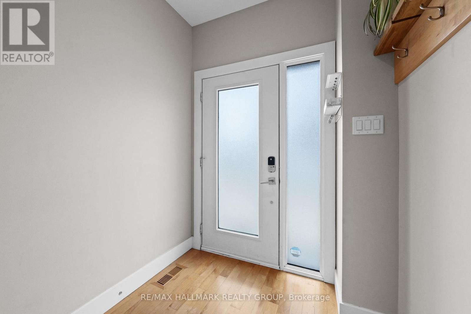 175 Armstrong Street, Ottawa, Ontario  K1Y 2W2 - Photo 2 - X12933822