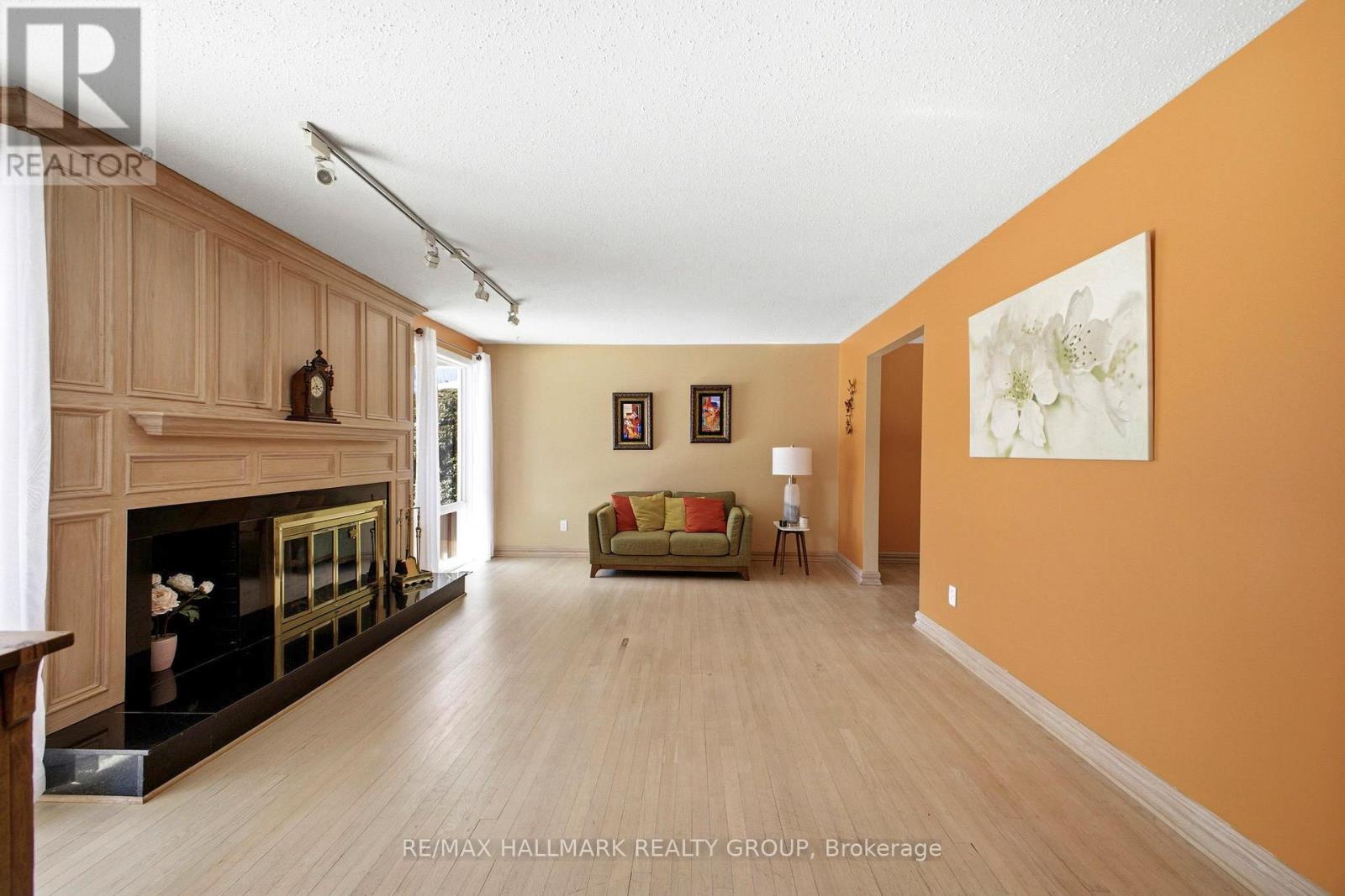 59 Ashgrove Crescent, Ottawa, Ontario  K2G 0S8 - Photo 3 - X12933830