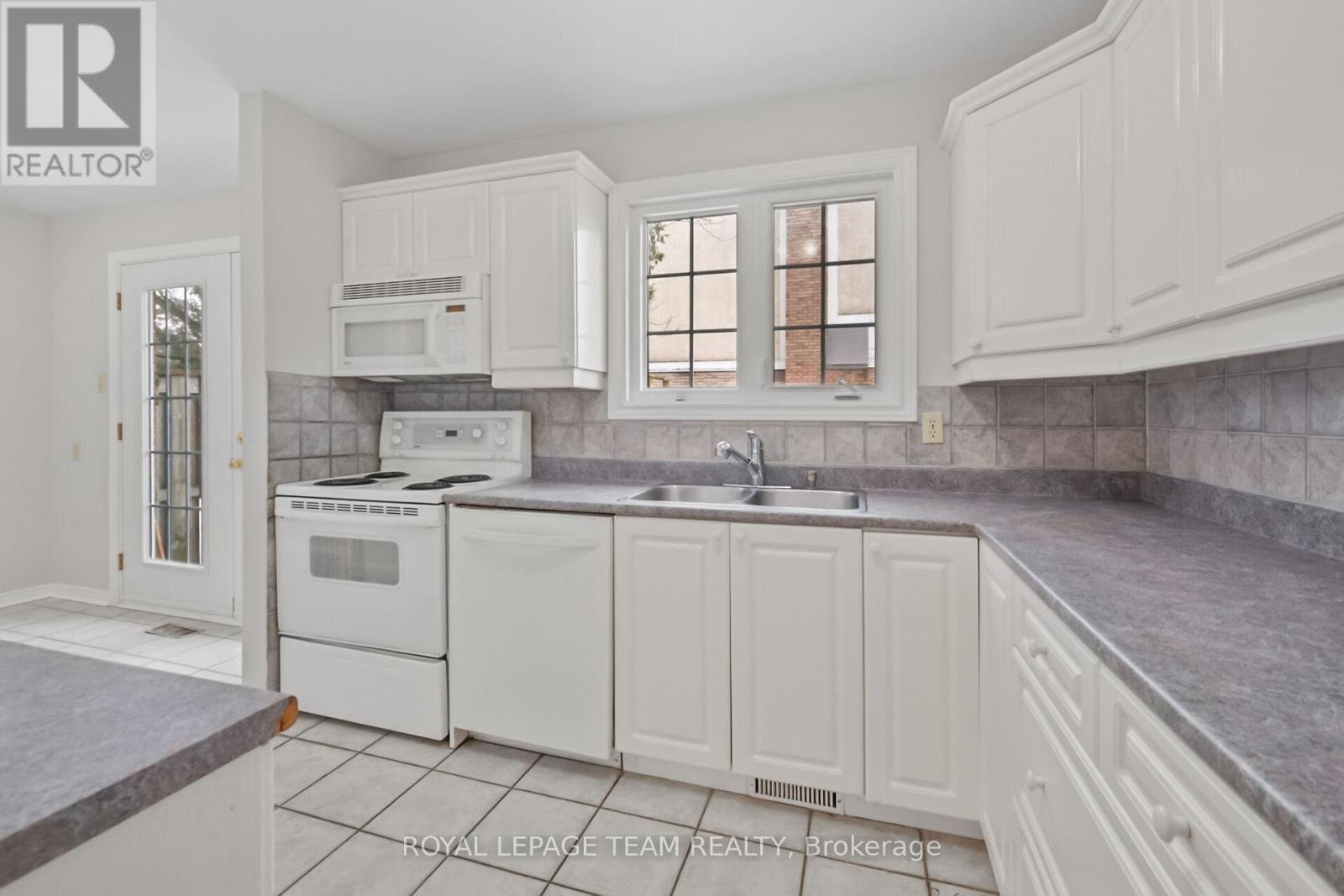 87 - 386 Kintyre Private, Ottawa, Ontario  K2C 3M6 - Photo 10 - X12933864