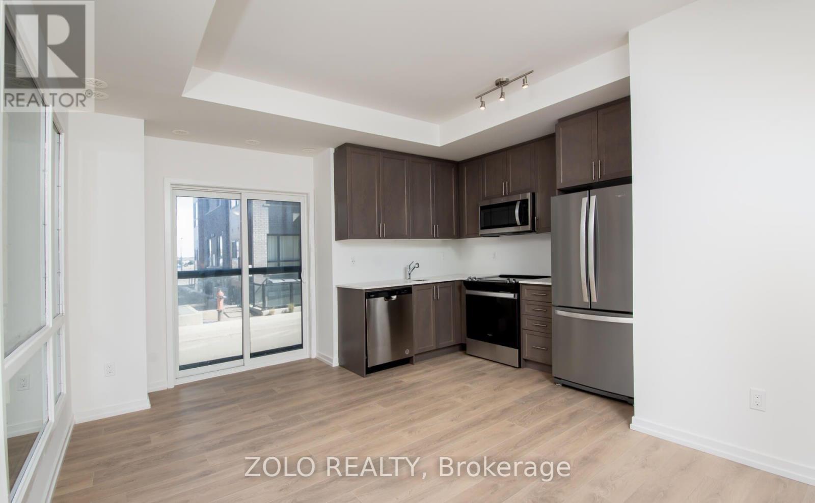 17 Lytham Green Circle, Newmarket, Ontario L3Y 0H4 - Photo 4 - N12933760