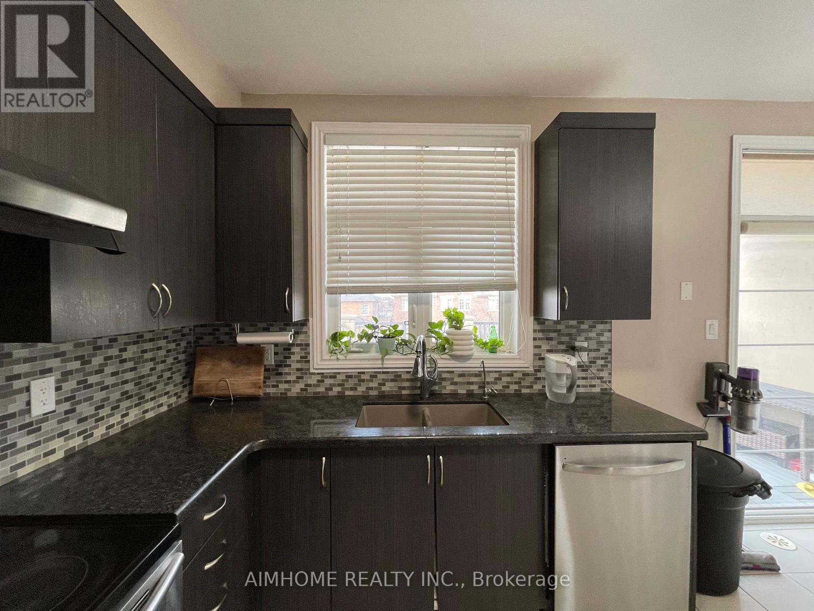 104 Grand Trunk Avenue, Vaughan, Ontario  L6A 0Y3 - Photo 5 - N12933774