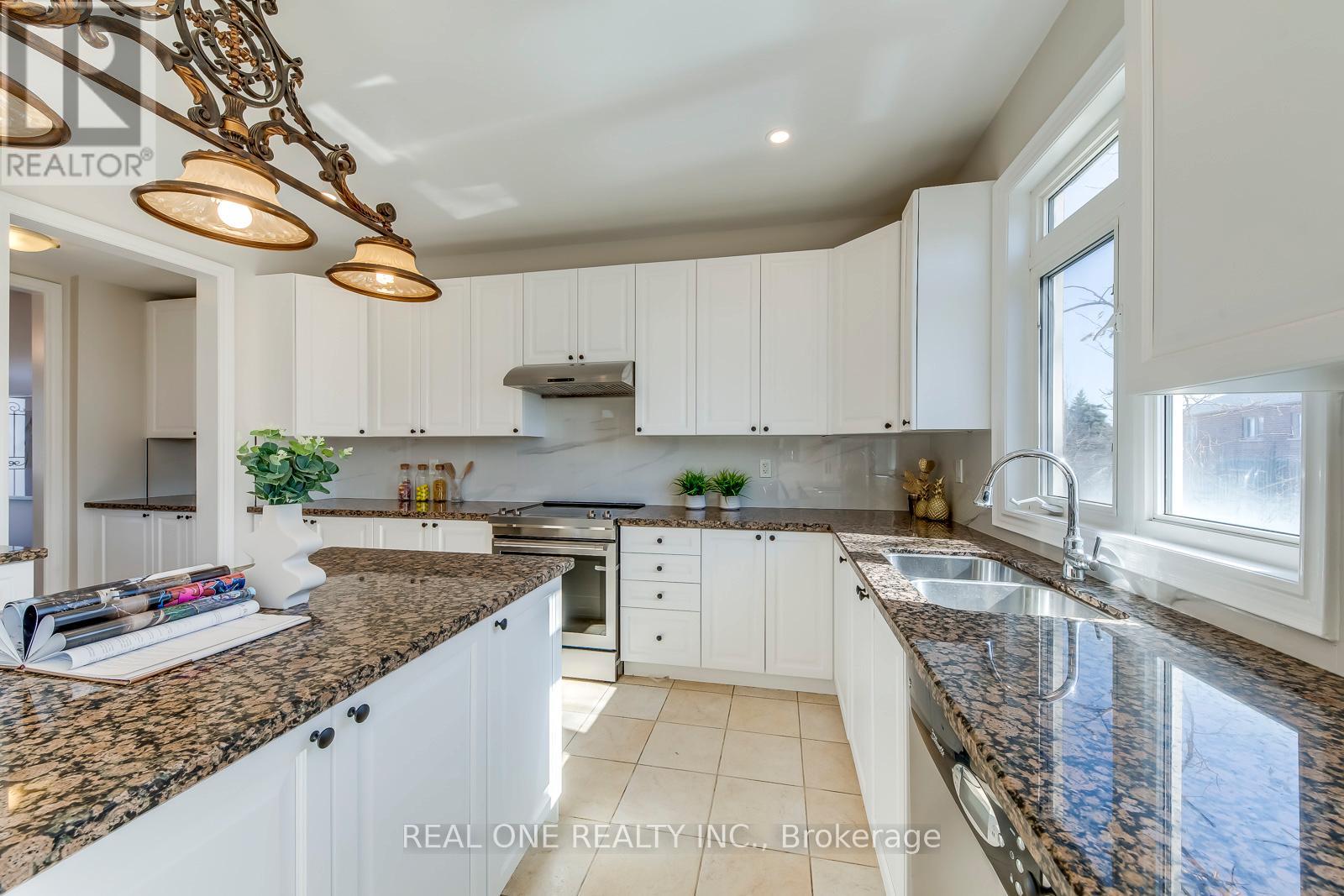 1426 Redwing Court, Oakville, Ontario  L6M 5E6 - Photo 19 - W12933832