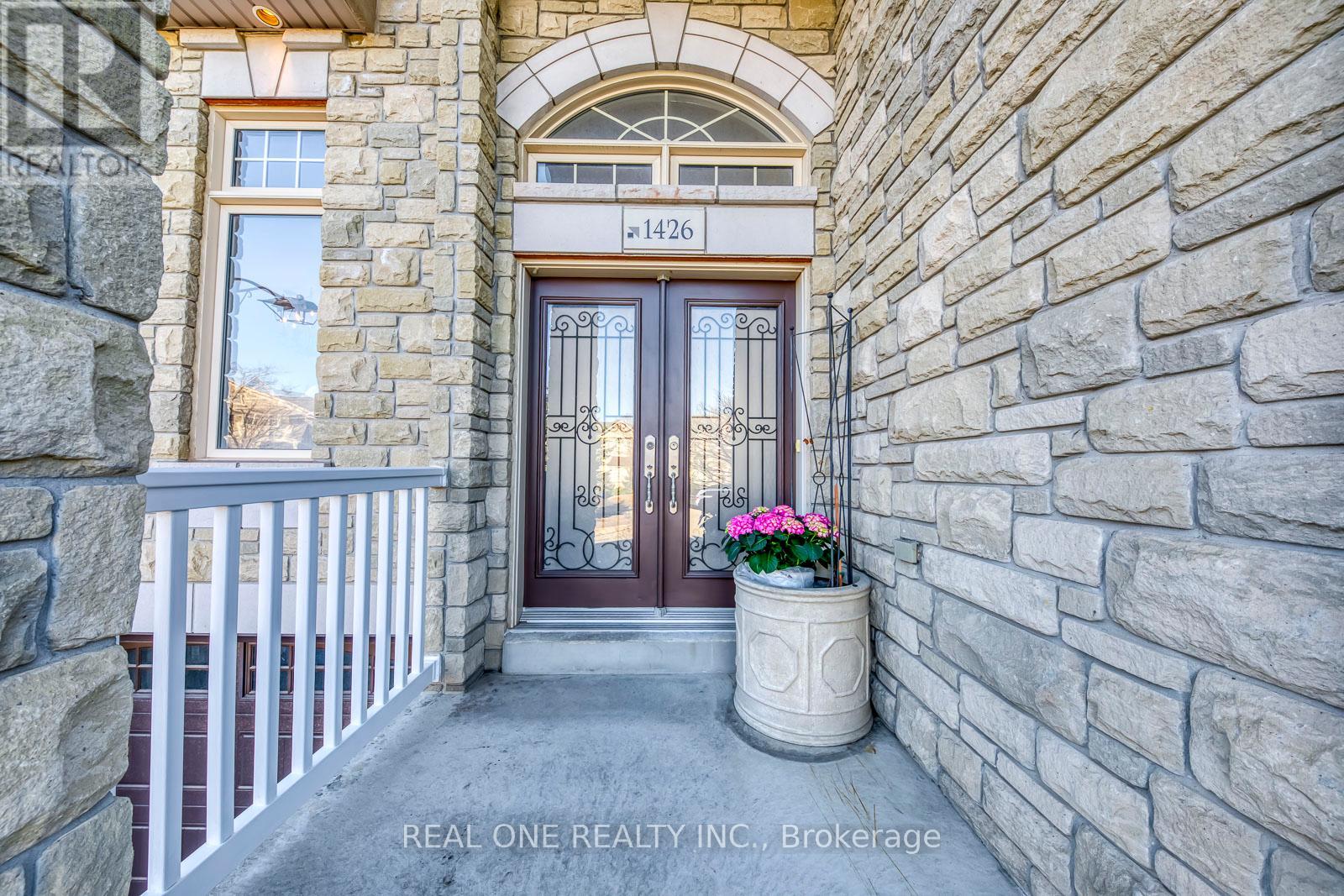 1426 Redwing Court, Oakville, Ontario  L6M 5E6 - Photo 2 - W12933832