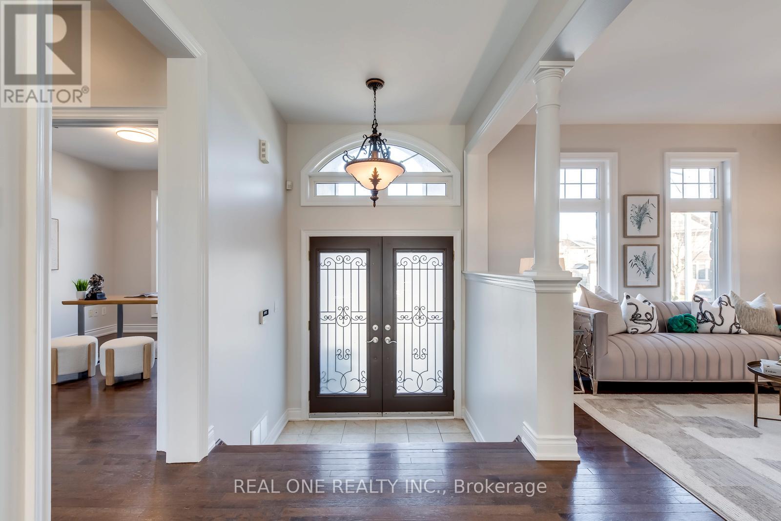 1426 Redwing Court, Oakville, Ontario  L6M 5E6 - Photo 3 - W12933832