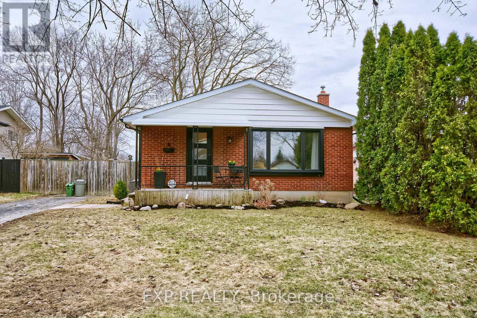8 Metcalfe Crescent, London South, Ontario  N6E 1H9 - Photo 1 - X12933878