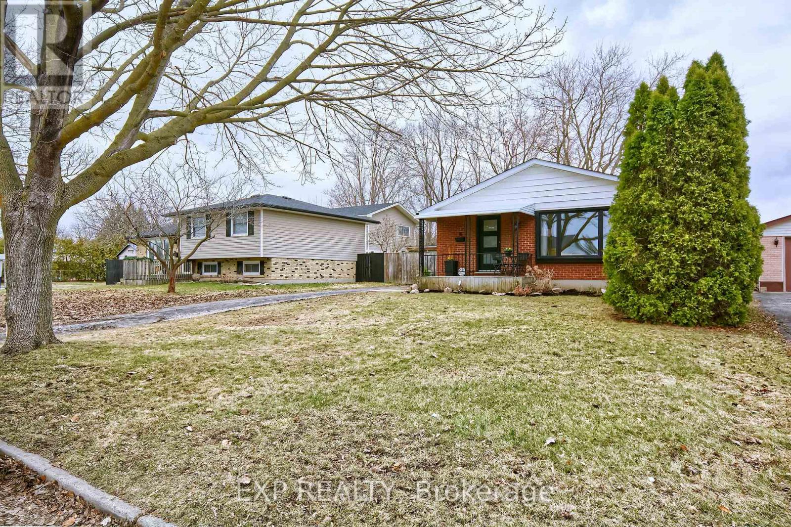 8 Metcalfe Crescent, London South, Ontario  N6E 1H9 - Photo 2 - X12933878