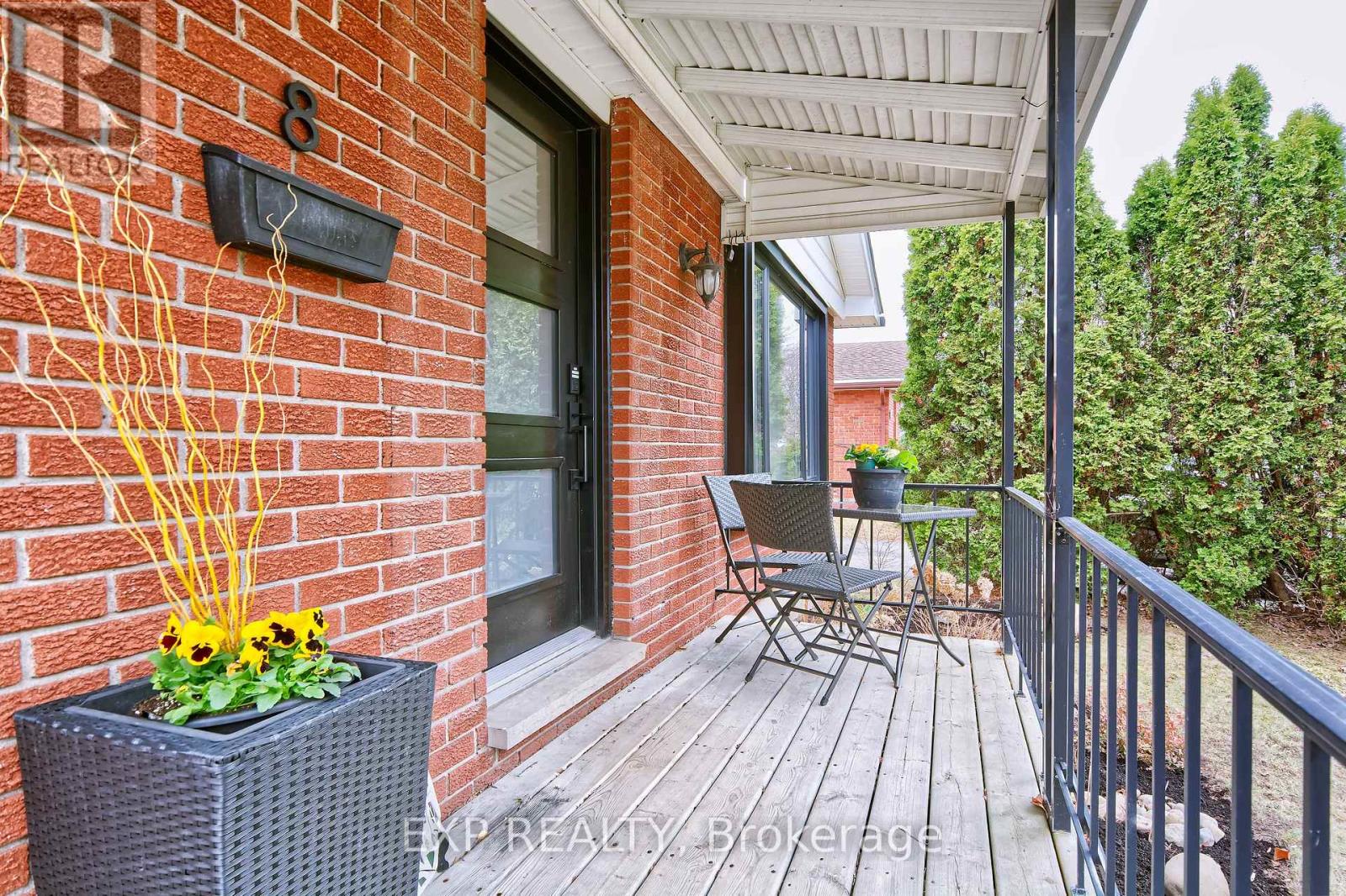 8 Metcalfe Crescent, London South, Ontario  N6E 1H9 - Photo 3 - X12933878