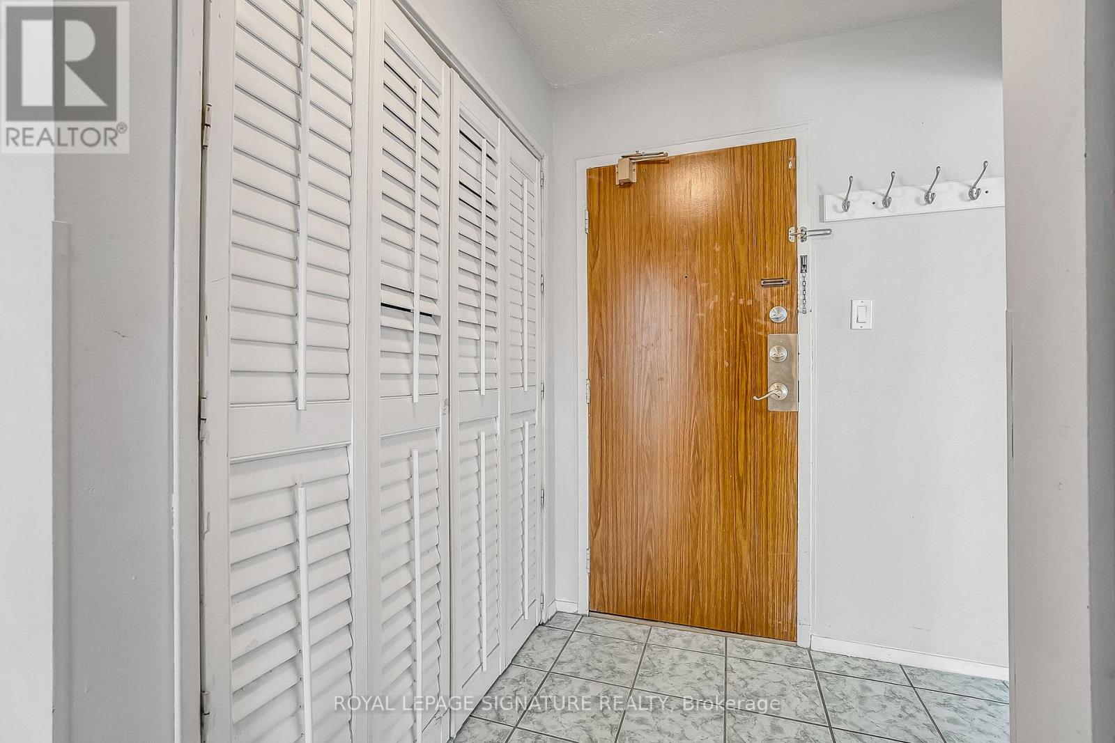 #405 - 1801 O'connor Drive, Toronto, Ontario  M4A 2P8 - Photo 3 - C12933912