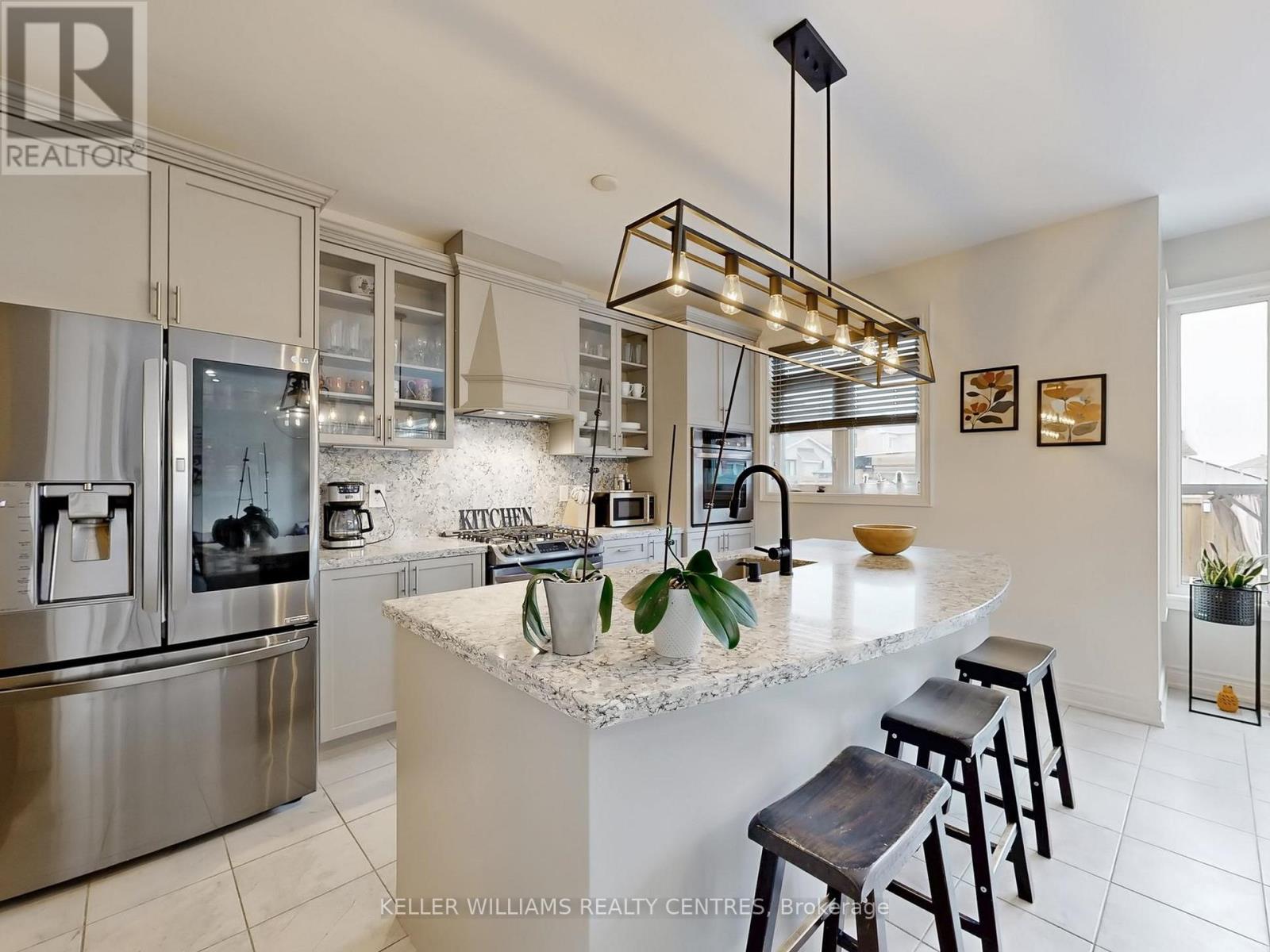 833 Langford Boulevard, Bradford West Gwillimbury, Ontario  L3L 0X6 - Photo 12 - N12933876