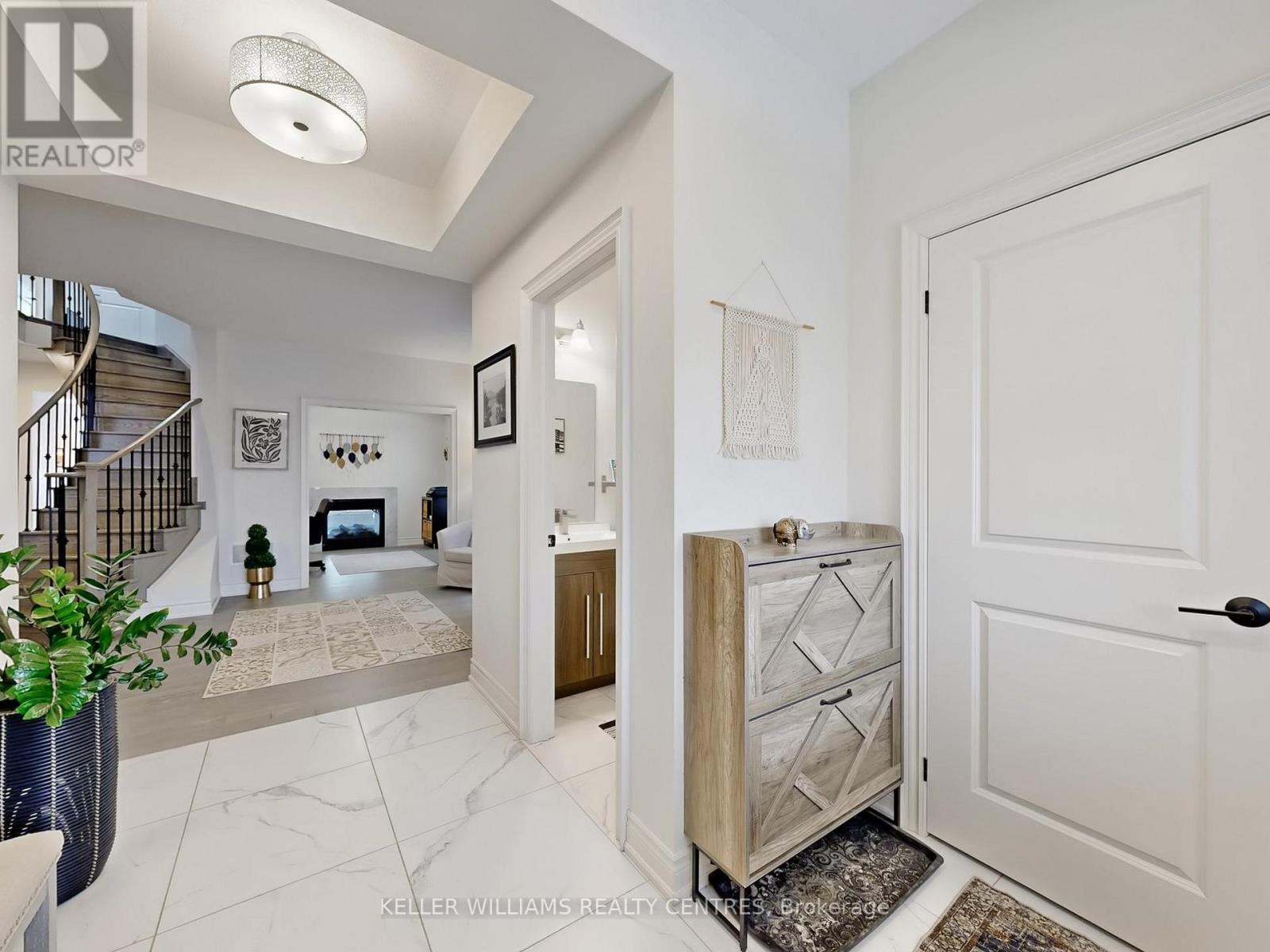 833 Langford Boulevard, Bradford West Gwillimbury, Ontario  L3L 0X6 - Photo 3 - N12933876