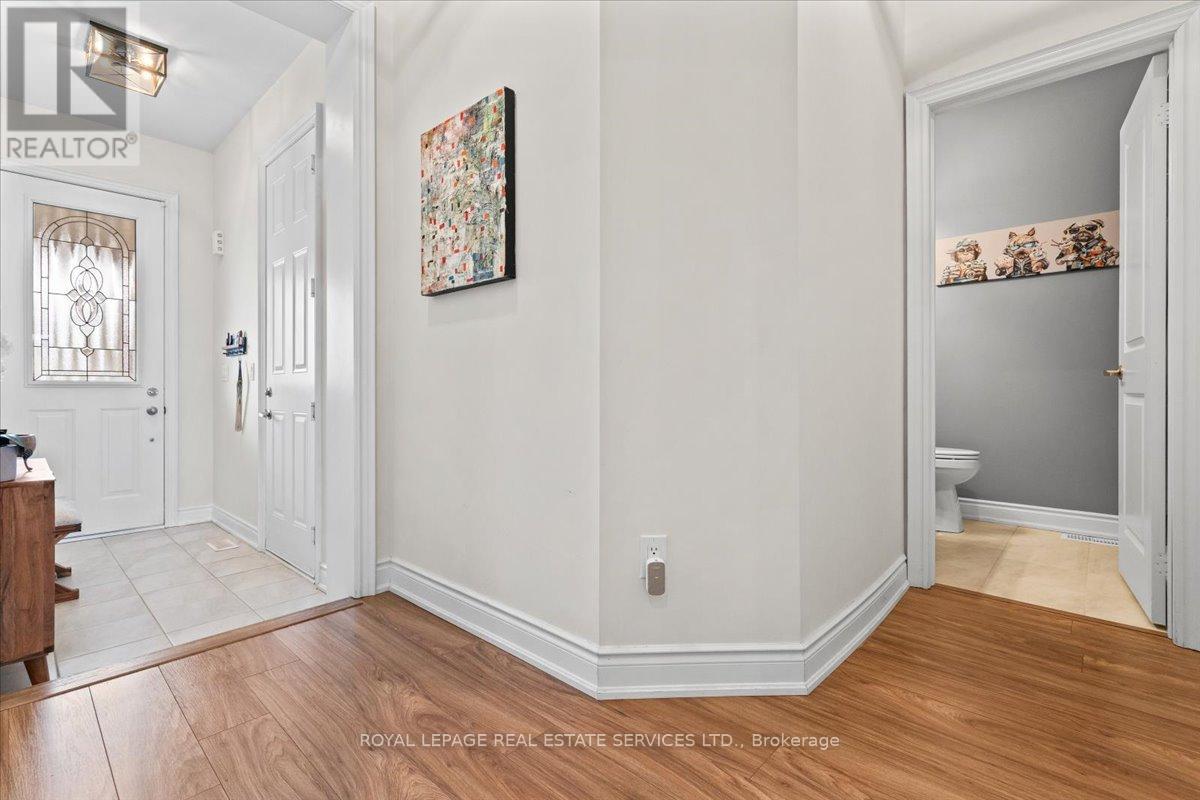 24 Gilroy Court, New Tecumseth, Ontario  L9R 0K8 - Photo 5 - N12933910
