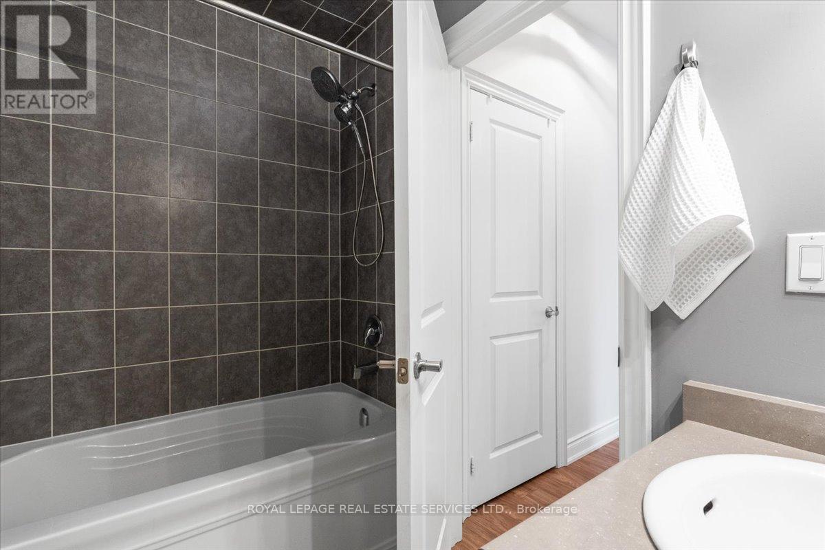 24 Gilroy Court, New Tecumseth, Ontario  L9R 0K8 - Photo 9 - N12933910