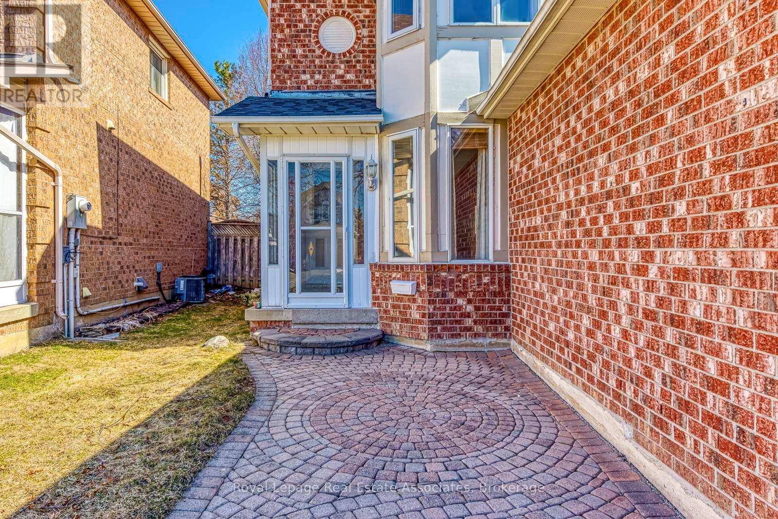 49 Letty Avenue, Brampton, Ontario L6Y 4T1 - Photo 4 - W12933900