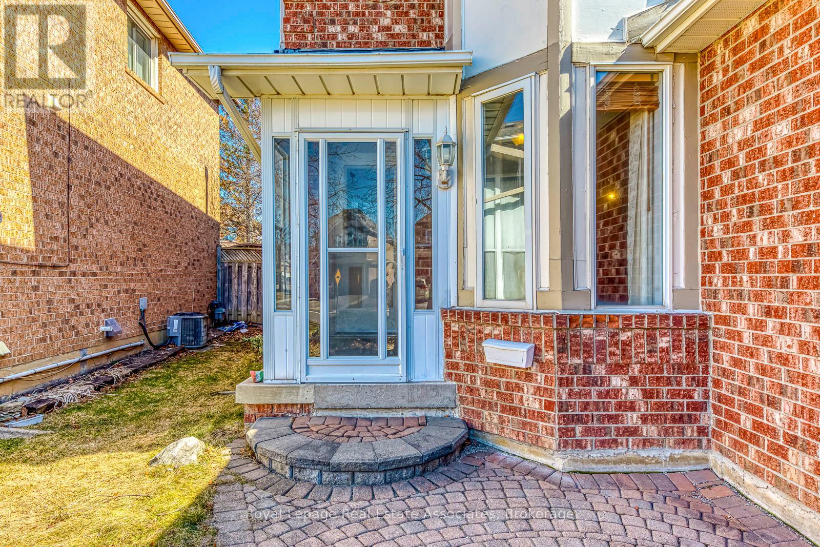 49 Letty Avenue, Brampton, Ontario L6Y 4T1 - Photo 5 - W12933900